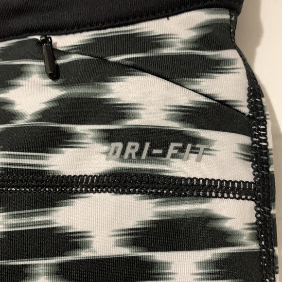 Nike Dri-Fit black and white style 645610-011 cropped leggings w/ zipper pocket - Picture 9 of 13